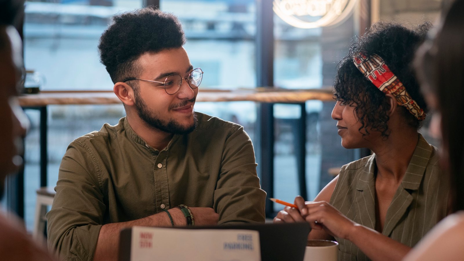 amici latini di media taglia che passano il tempo insieme